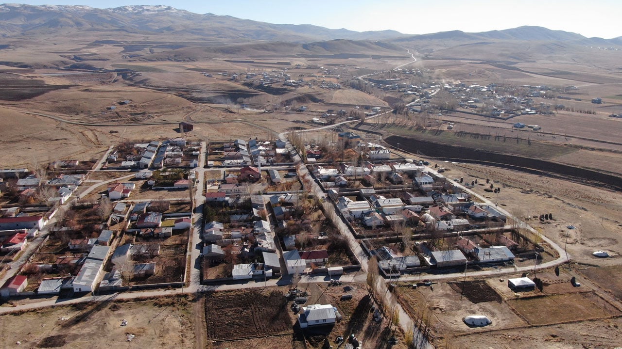 Foto - Kartpostallık mahalle! 60 yıllık simetrik evler sonbaharla büyüledi