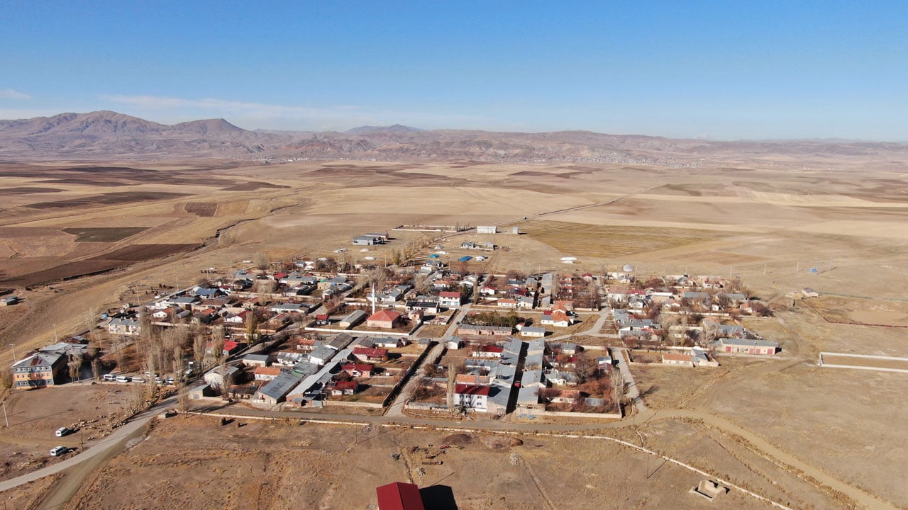 Foto - Kartpostallık mahalle! 60 yıllık simetrik evler sonbaharla büyüledi