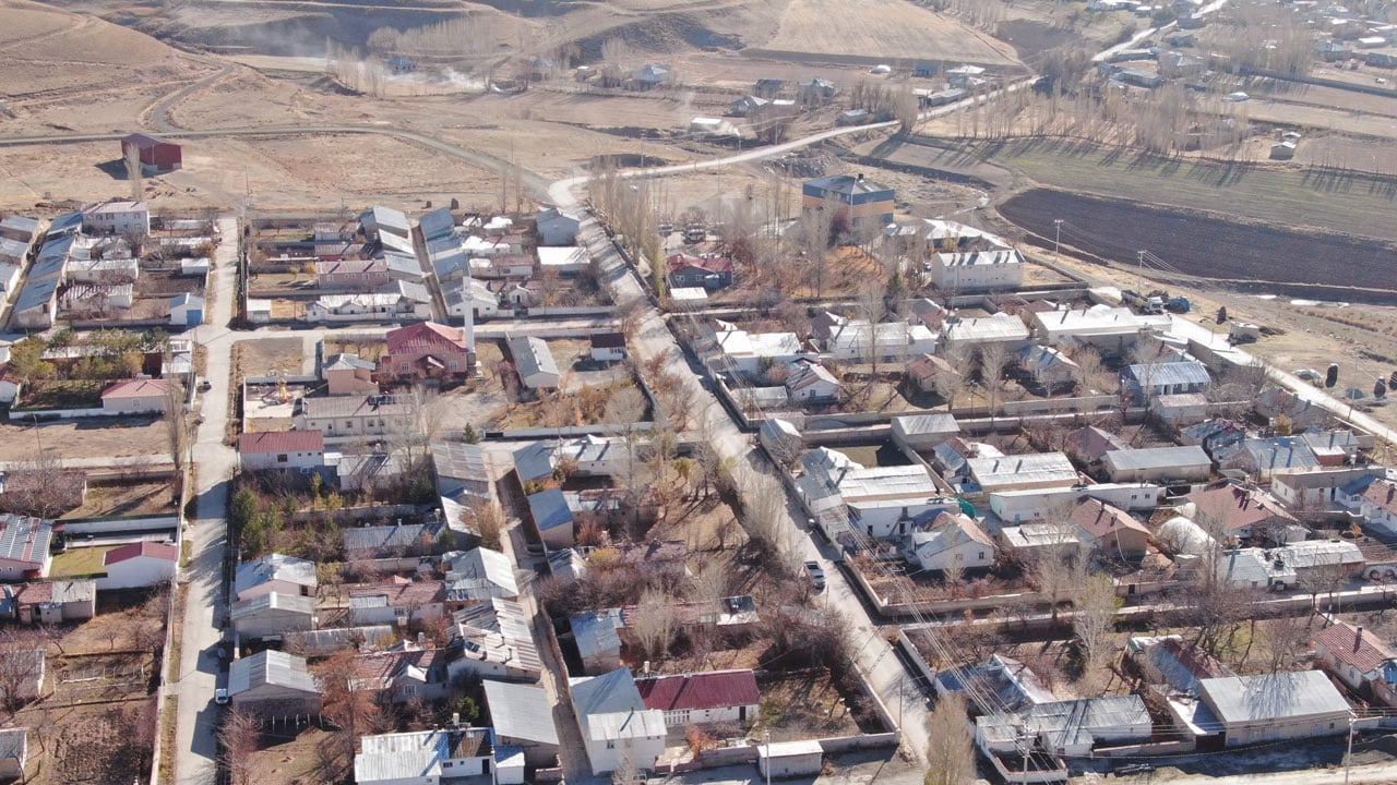 Foto - Kartpostallık mahalle! 60 yıllık simetrik evler sonbaharla büyüledi