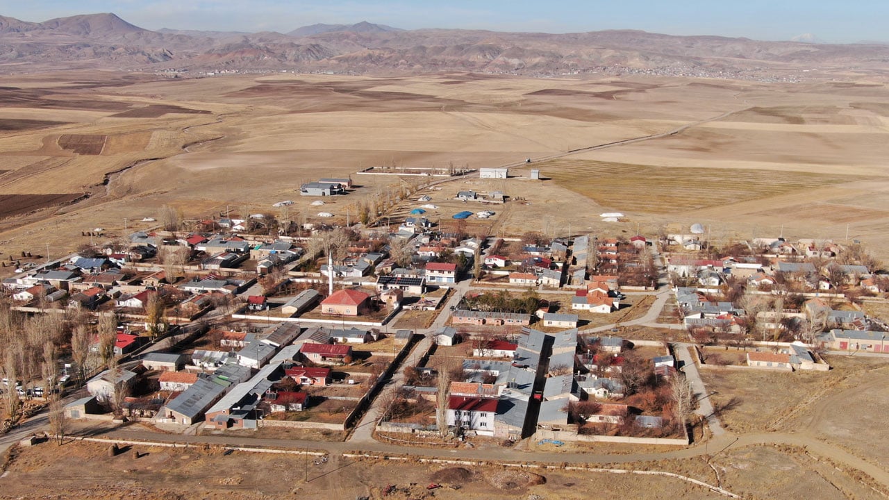 Foto - Kartpostallık mahalle! 60 yıllık simetrik evler sonbaharla büyüledi