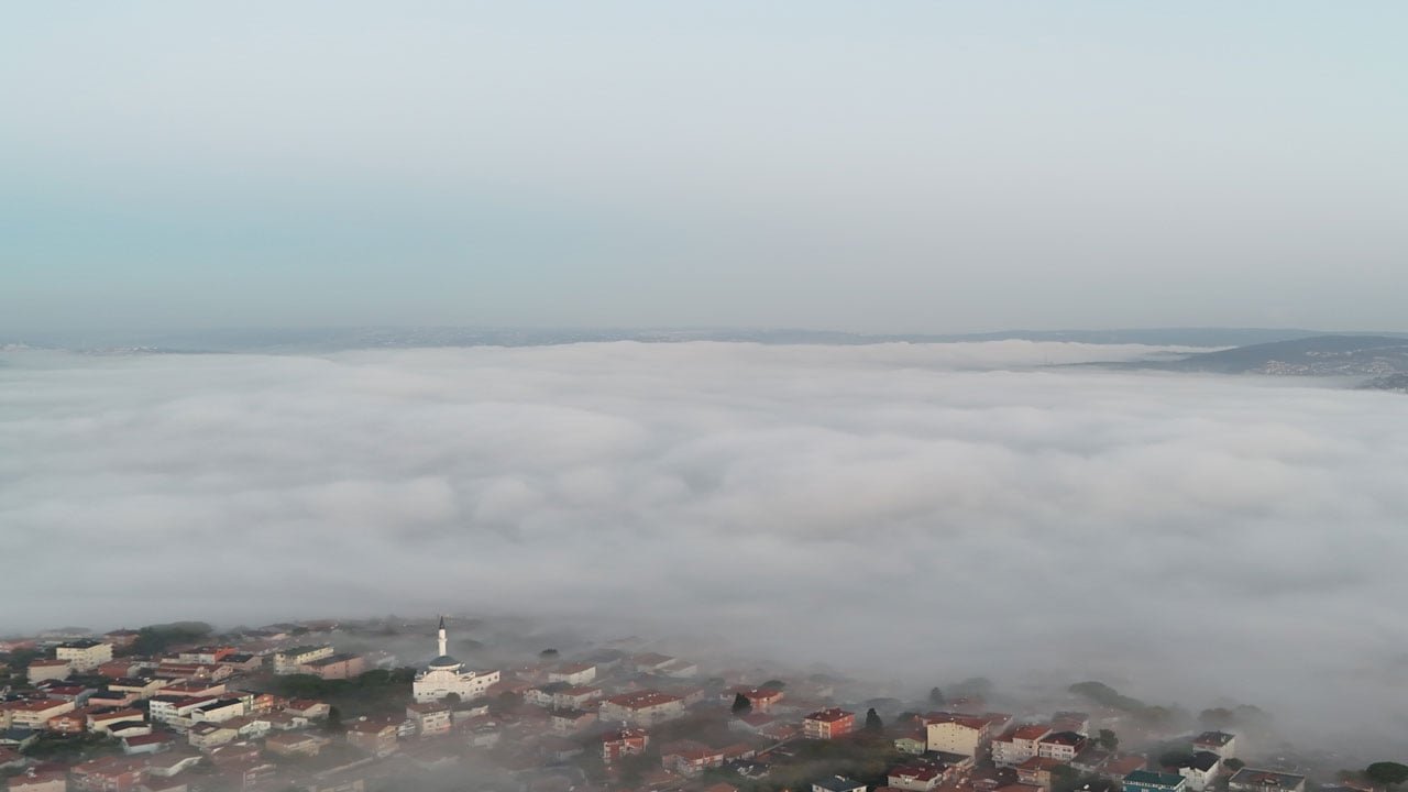 Kartpostallık manzara! İstanbul Boğazı sis altında kayboldu