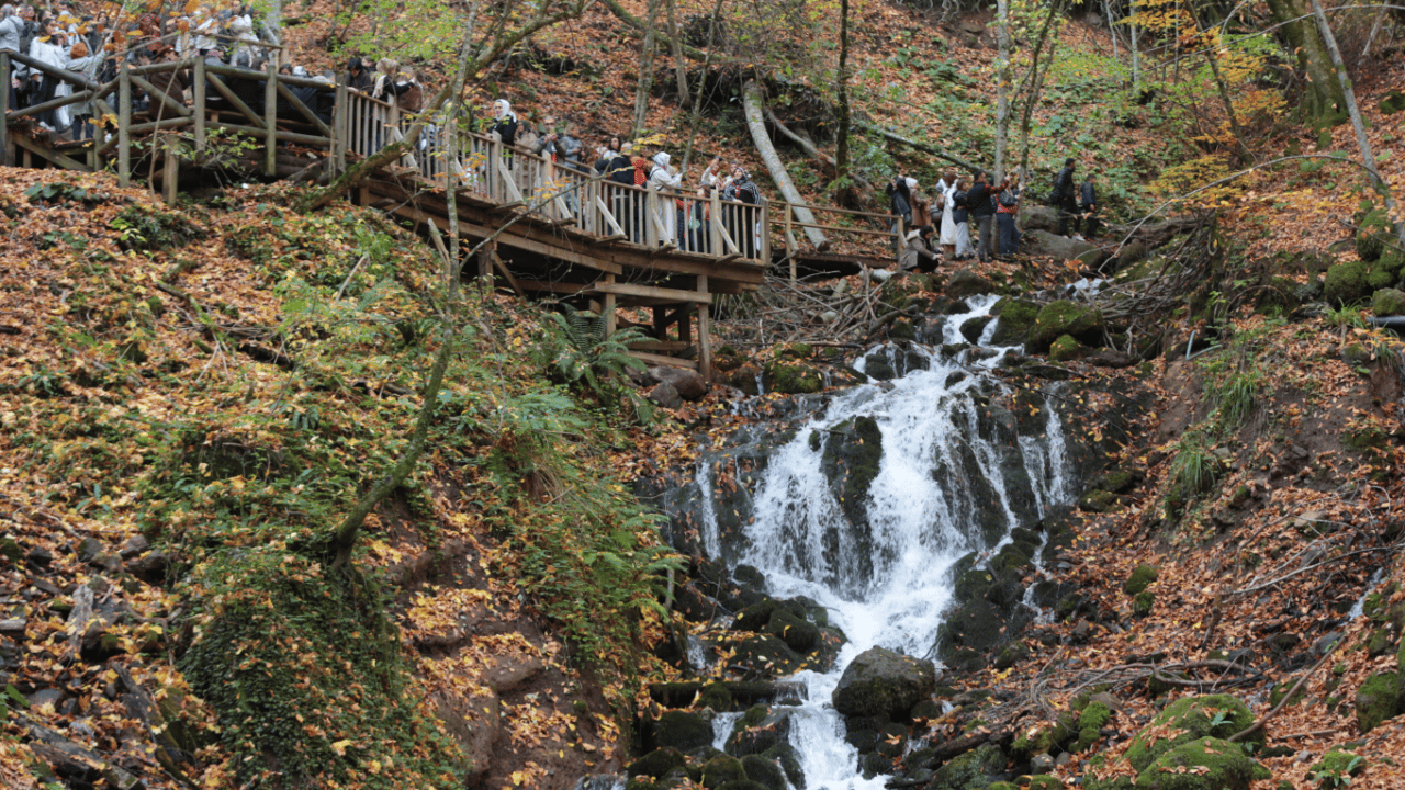 Foto - Kartpostallık manzara: Yedigöller Milli Parkı, sonbahar renkleriyle ziyaretçi akınına uğradı