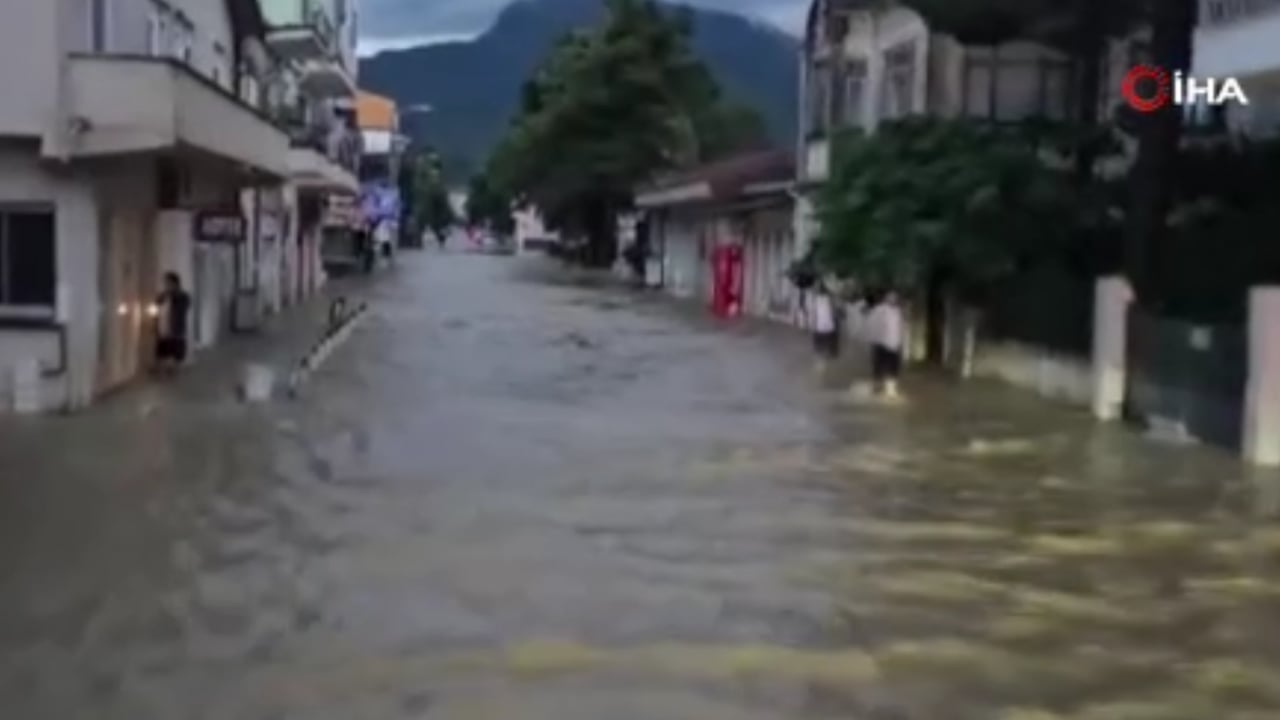 Foto - Kastamonu'da sel felaketi! Devrekani çayı taştı: Evler, iş yerleri ve araçlar sular altında kaldı