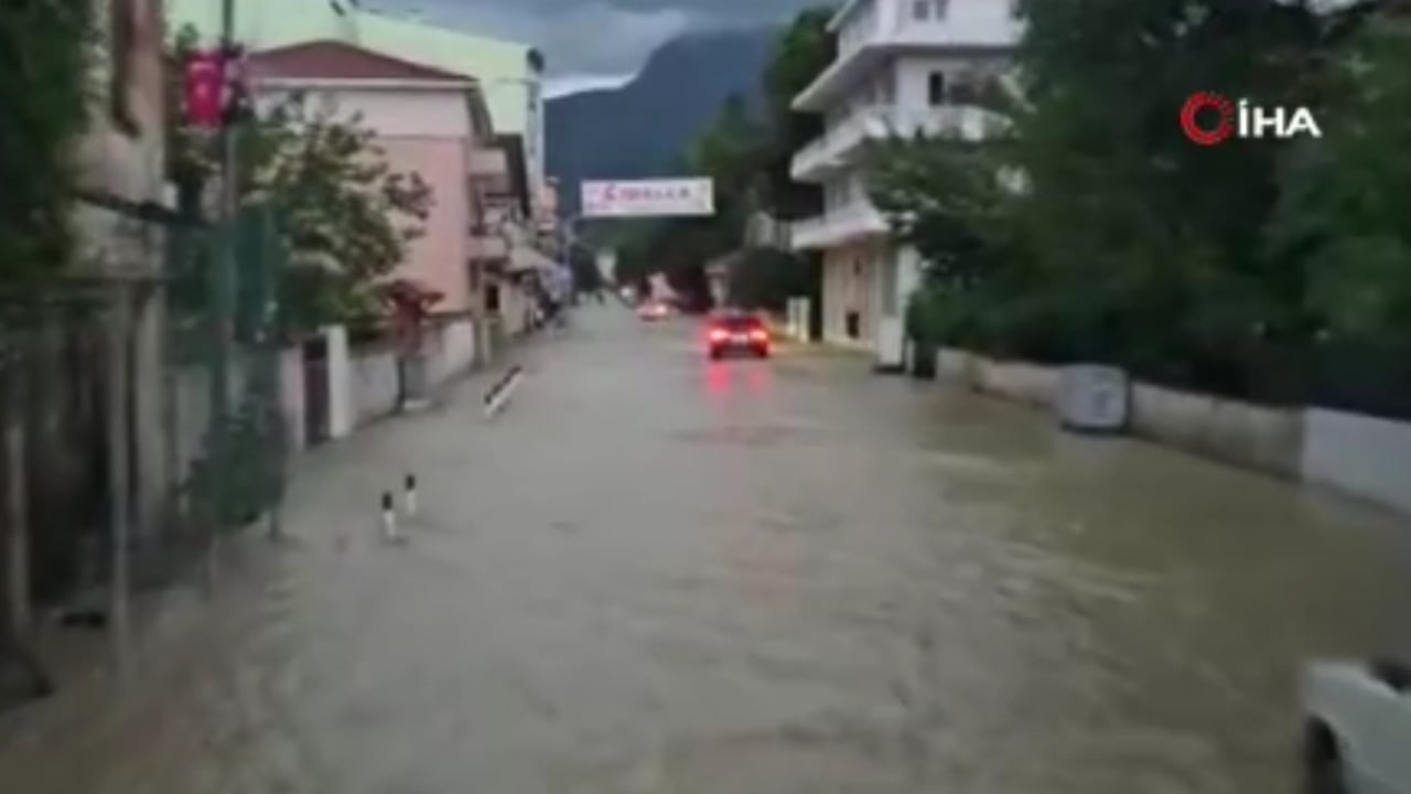 Foto - Kastamonu'da sel felaketi! Devrekani çayı taştı: Evler, iş yerleri ve araçlar sular altında kaldı