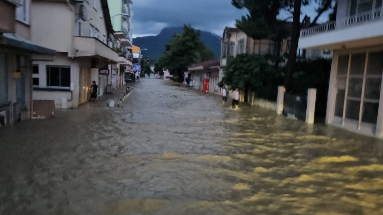 Foto - Kastamonu'da sel felaketi! Devrekani çayı taştı: Evler, iş yerleri ve araçlar sular altında kaldı