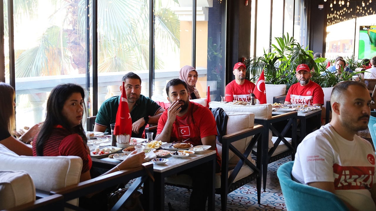 Foto - Katar'daki Türkler 24 yıl aradan sonra maçı heyecanla takip etti