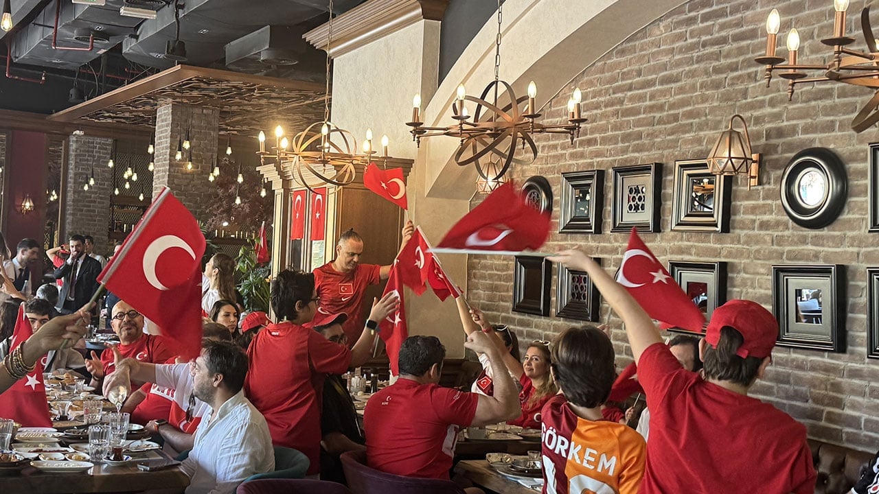 Foto - Katar'daki Türkler 24 yıl aradan sonra maçı heyecanla takip etti