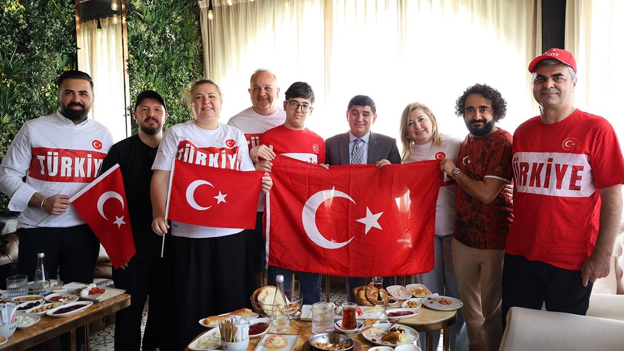Katar'daki Türkler 24 yıl aradan sonra maçı heyecanla takip etti