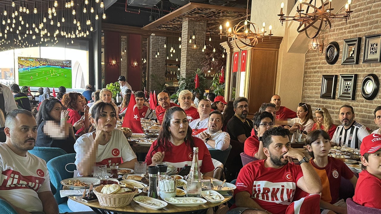 Foto - Katar'daki Türkler 24 yıl aradan sonra maçı heyecanla takip etti