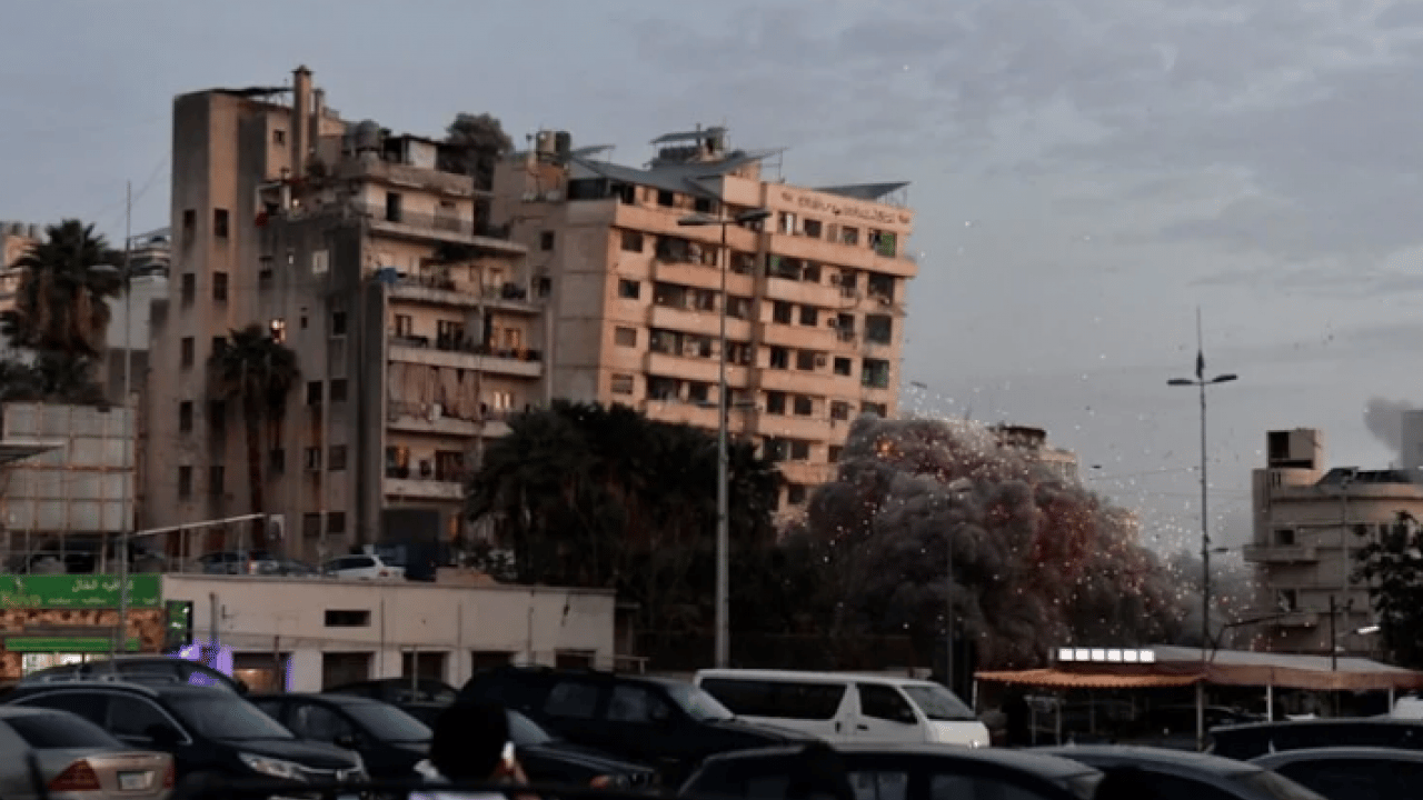 Foto - Katil İsrail Beyrut'a saldırdı: 15 katlı bina böyle yıkıldı!
