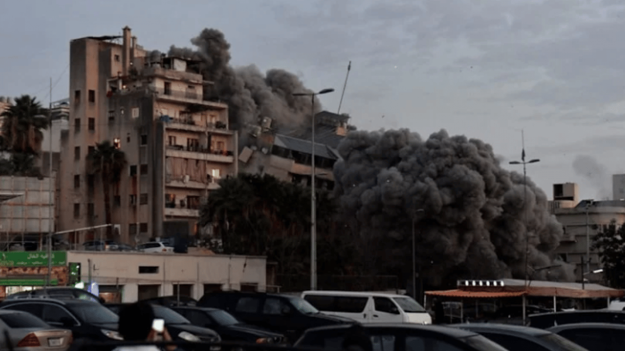 Foto - Katil İsrail Beyrut'a saldırdı: 15 katlı bina böyle yıkıldı!