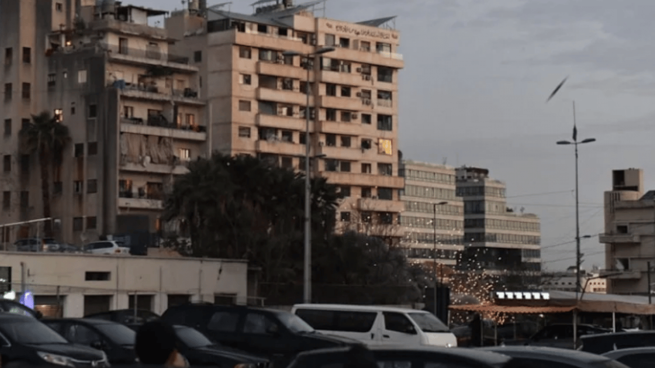 Foto - Katil İsrail Beyrut'a saldırdı: 15 katlı bina böyle yıkıldı!