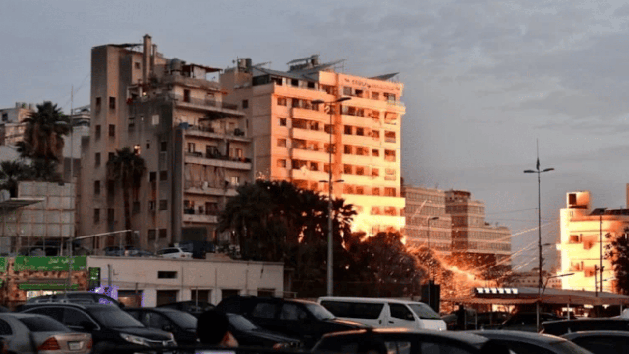 Foto - Katil İsrail Beyrut'a saldırdı: 15 katlı bina böyle yıkıldı!