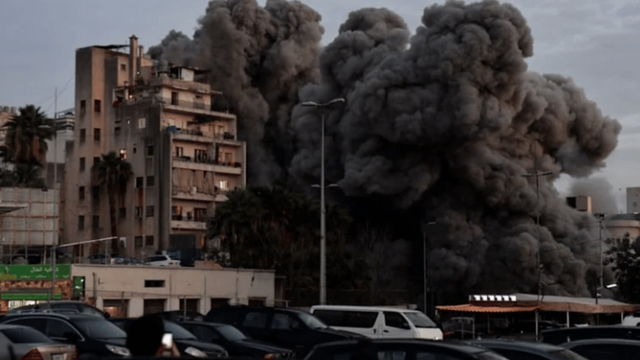 Katil İsrail Beyrut'a saldırdı: 15 katlı bina böyle yıkıldı!