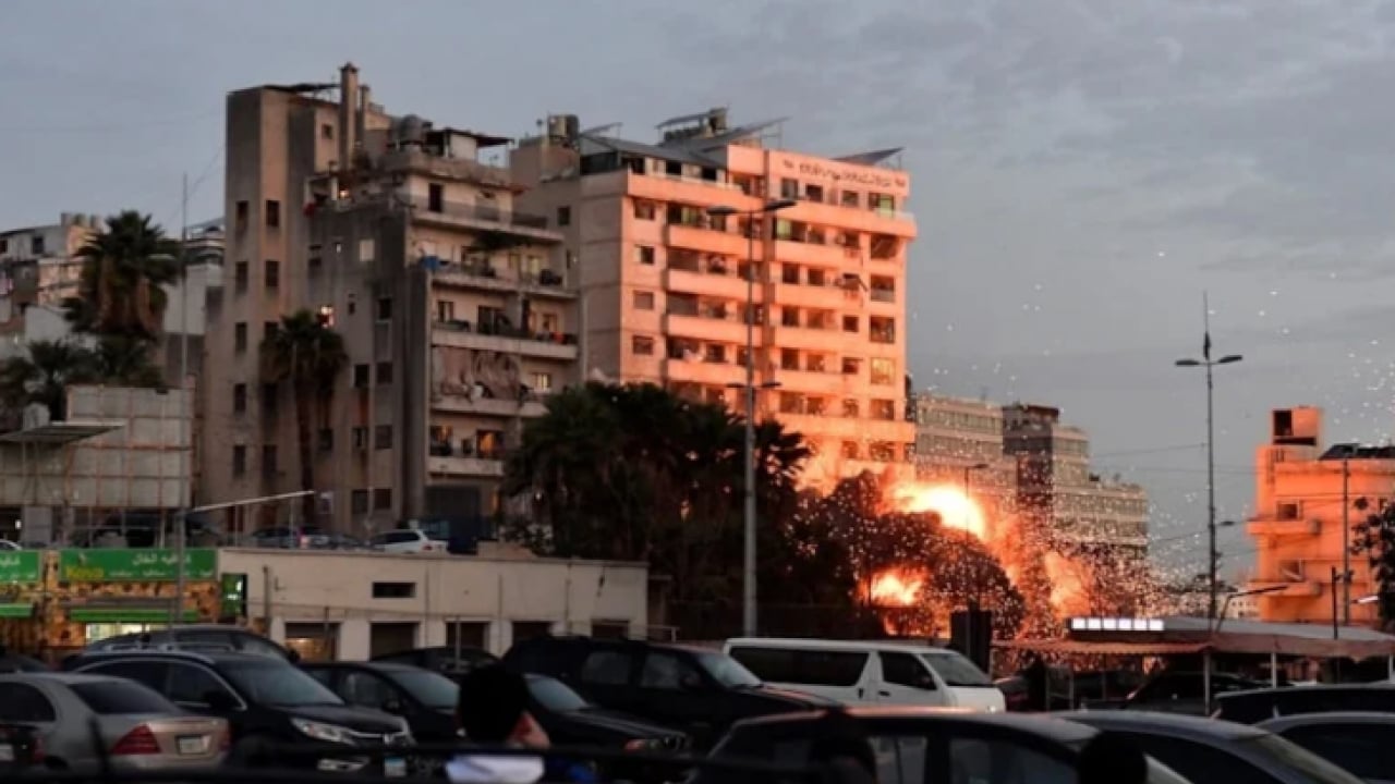 Foto - Katil İsrail Beyrut'a saldırdı: 15 katlı bina böyle yıkıldı!