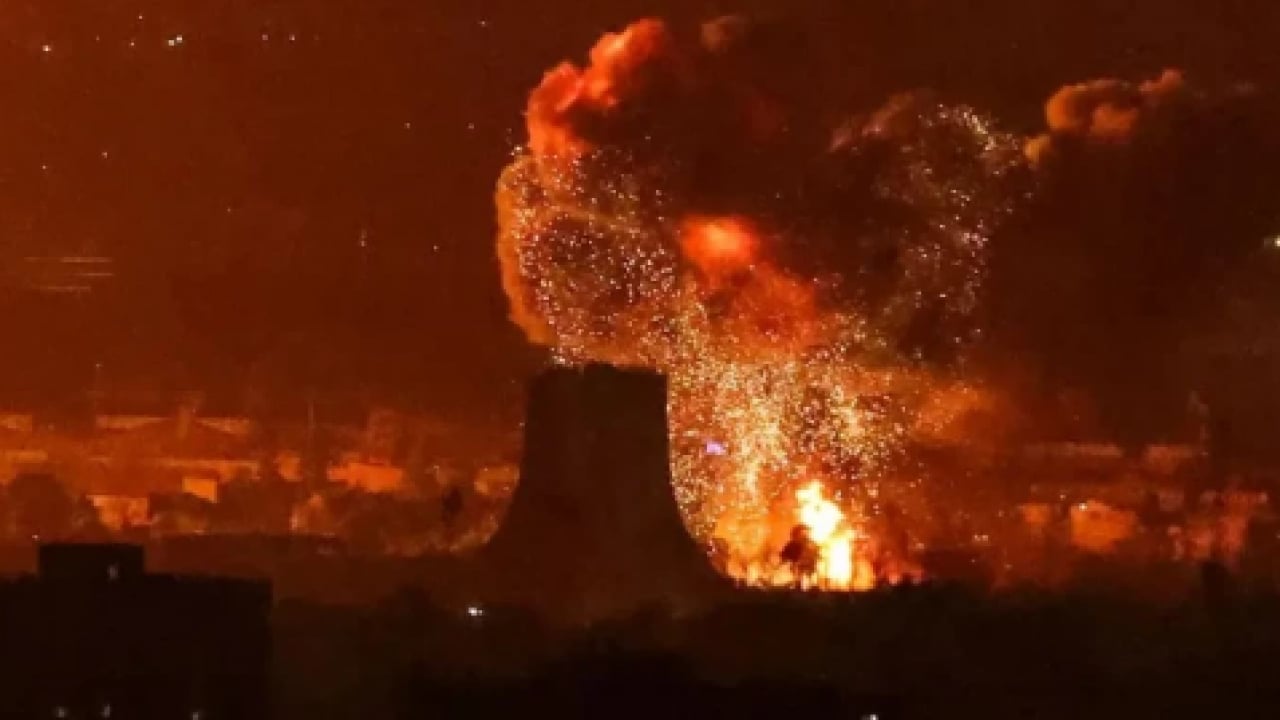 Foto - Katil İsrail petrolü vurdu, gökyüzünden zehir akıyor! Tahran’da kentin üzerine siyah kabus çöktü