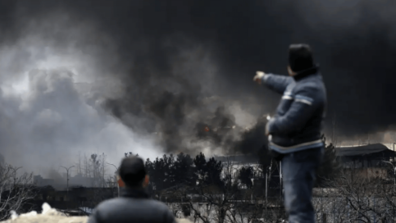 Foto - Katil İsrail petrolü vurdu, gökyüzünden zehir akıyor! Tahran’da kentin üzerine siyah kabus çöktü