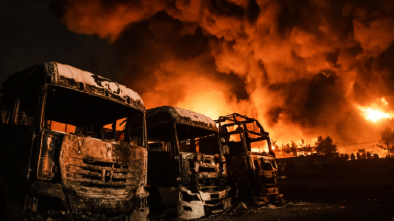 Foto - Katil İsrail petrolü vurdu, gökyüzünden zehir akıyor! Tahran’da kentin üzerine siyah kabus çöktü