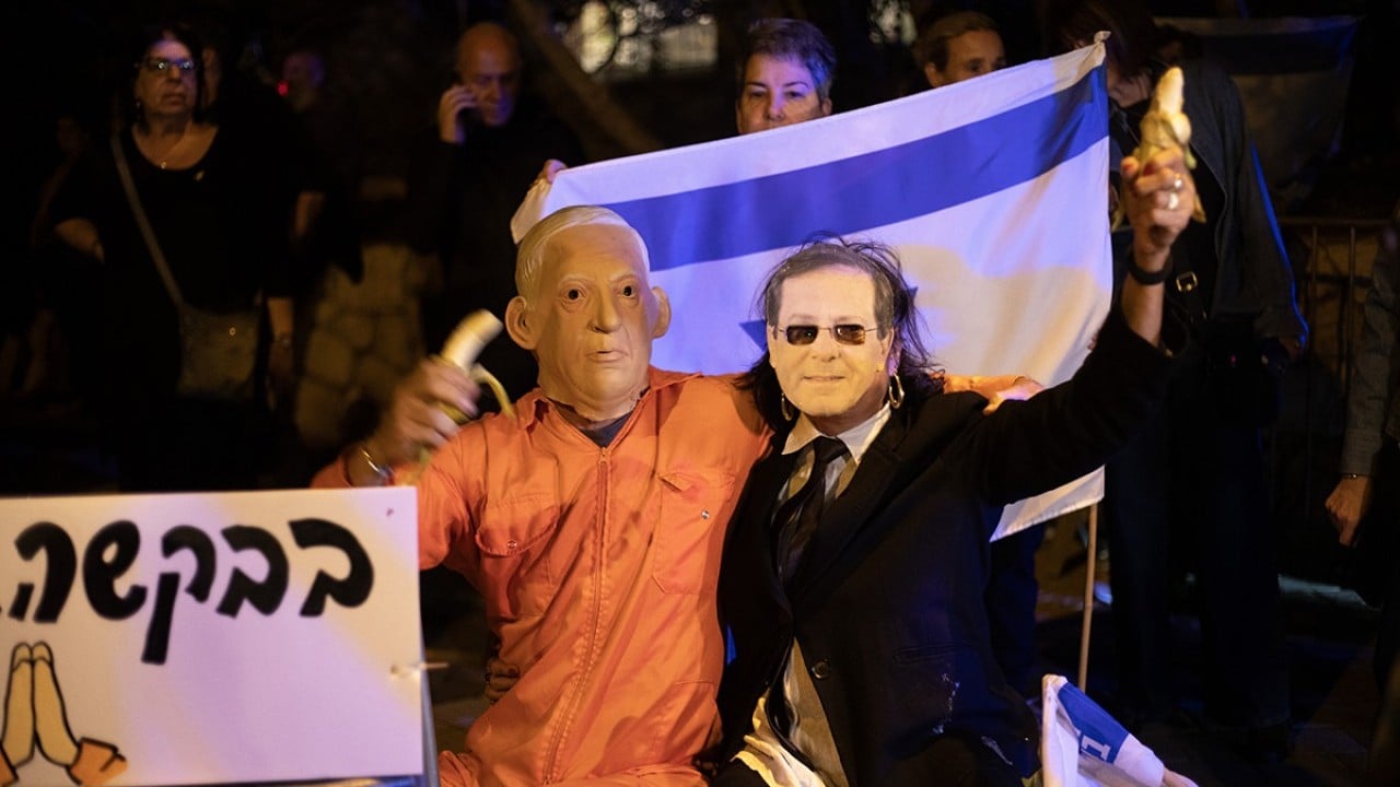 Foto - Katil Netanyahu için sokağa döküldüler! Başına 'muz' bile koydular...