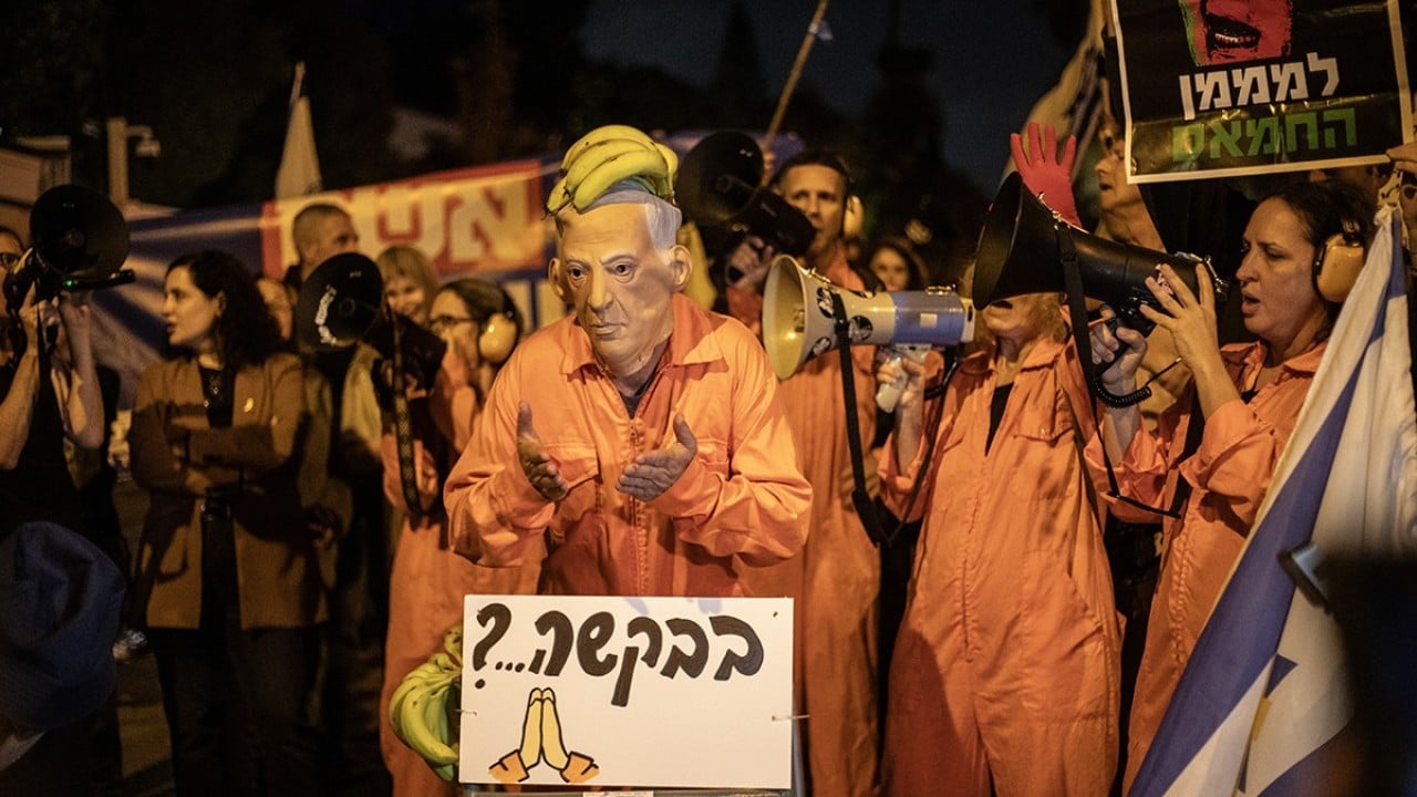 Foto - Katil Netanyahu için sokağa döküldüler! Başına 'muz' bile koydular...