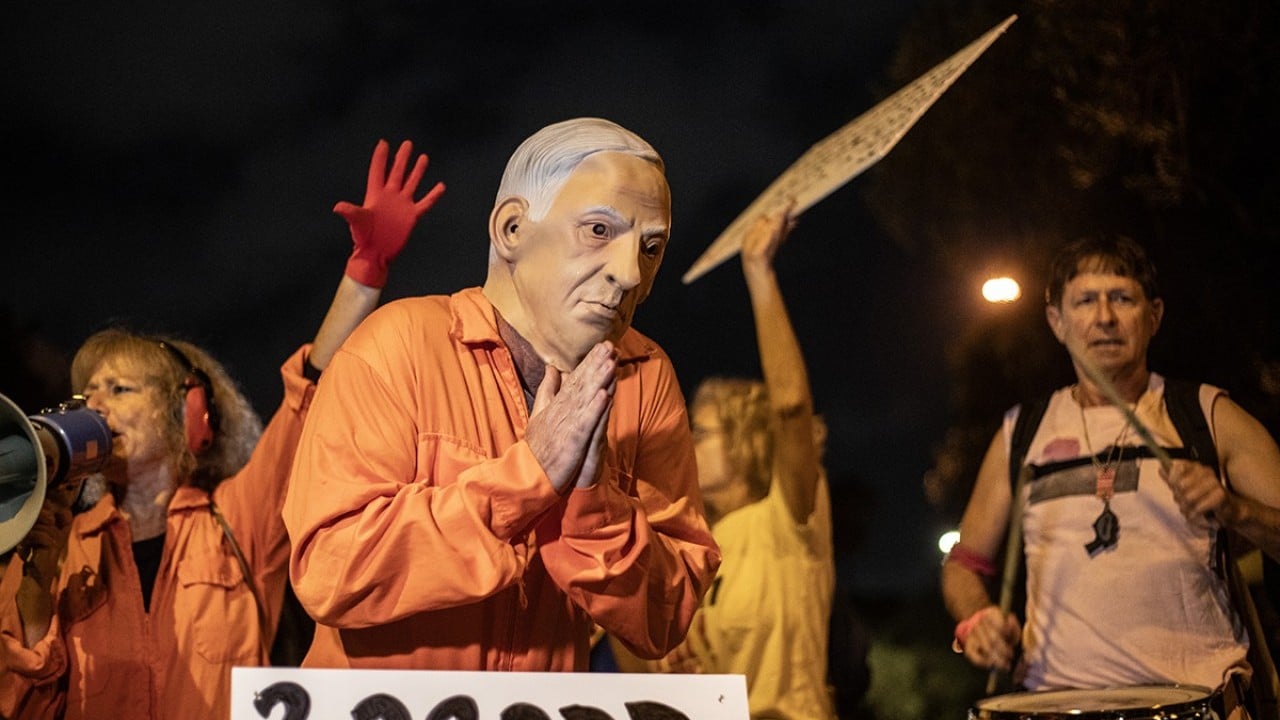 Foto - Katil Netanyahu için sokağa döküldüler! Başına 'muz' bile koydular...