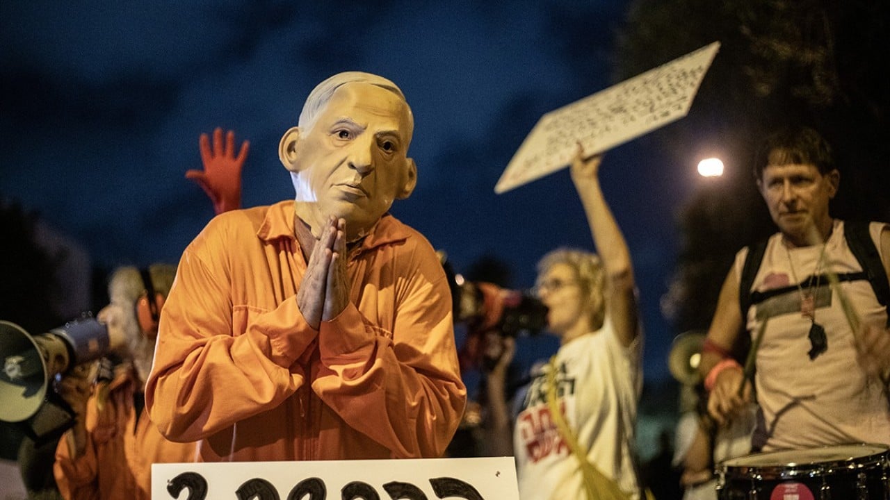 Foto - Katil Netanyahu için sokağa döküldüler! Başına 'muz' bile koydular...