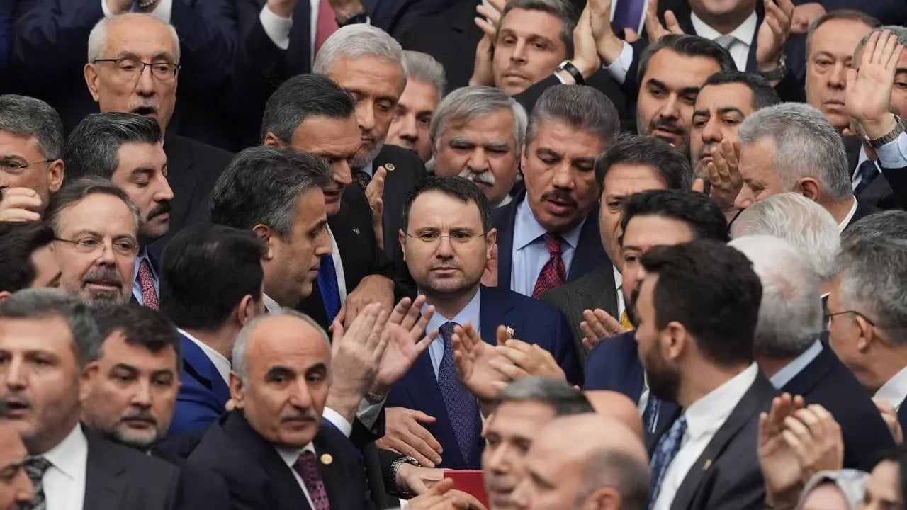Foto - Kavga çıkaracağınıza kulağınızı açsaydınız! Kürsü işgalcisi CHP'den evlere şenlik yemin mesajı