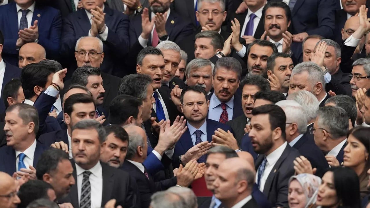Foto - Kavga çıkaracağınıza kulağınızı açsaydınız! Kürsü işgalcisi CHP'den evlere şenlik yemin mesajı