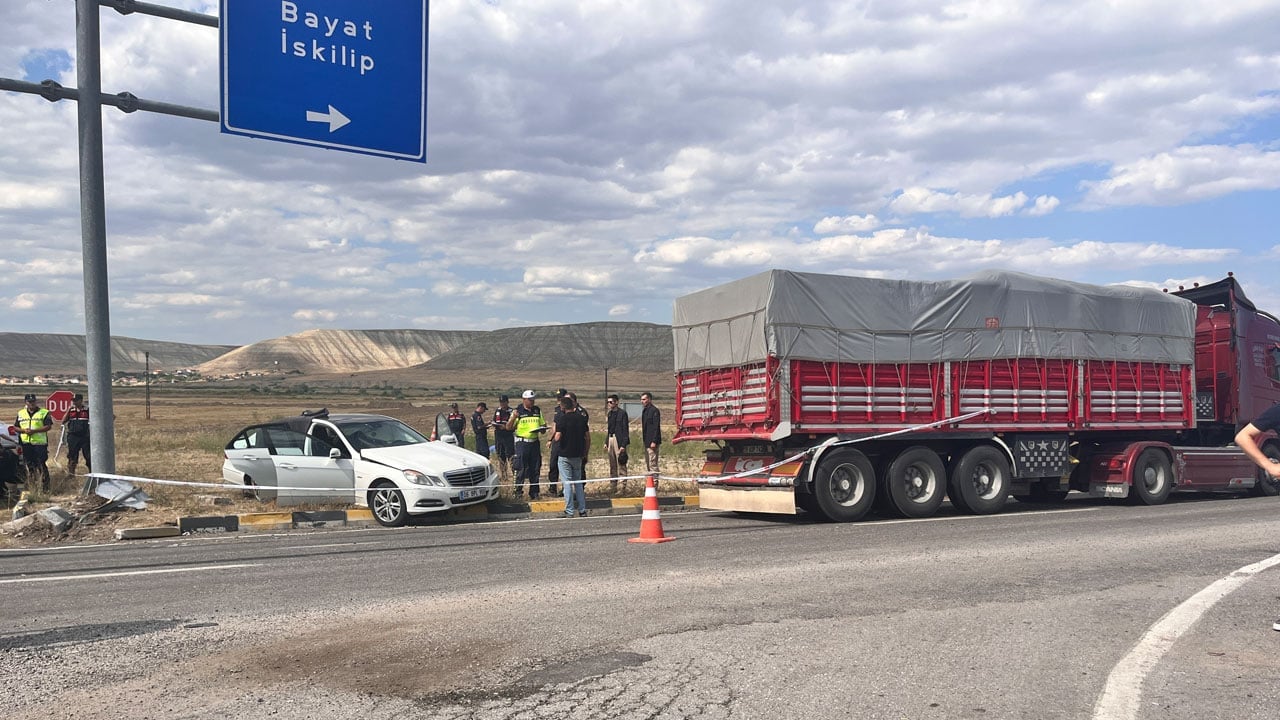 Foto - Kavşakta feci kaza! Kamyonla çarpışan otomobilde 3 kişi öldü