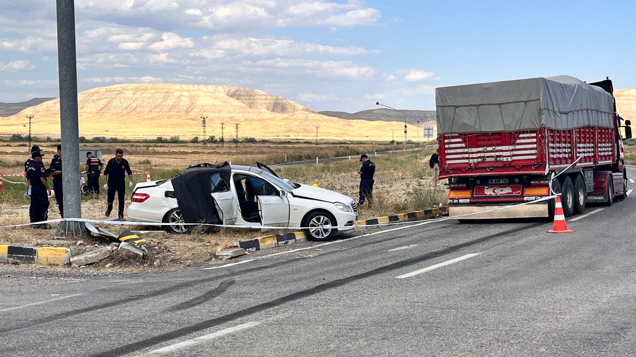 Foto - Kavşakta feci kaza! Kamyonla çarpışan otomobilde 3 kişi öldü