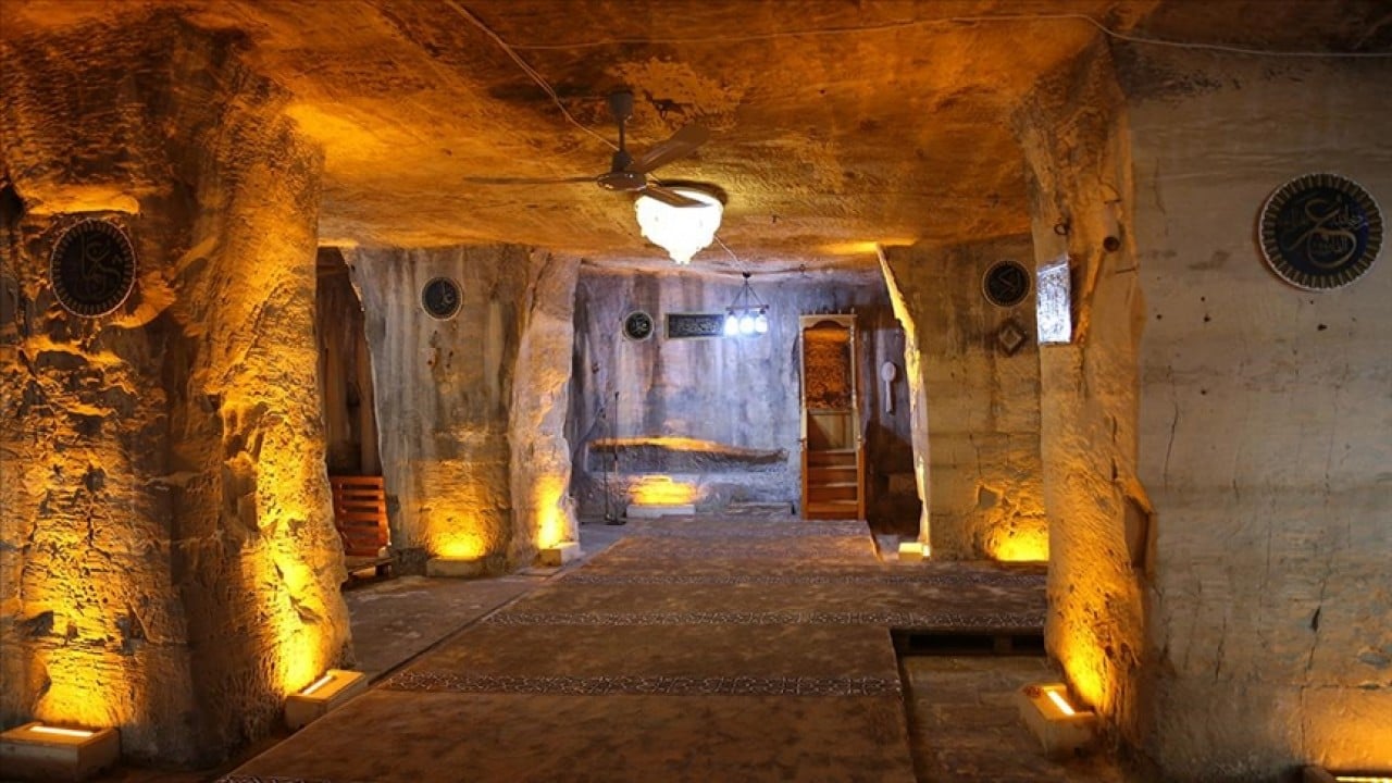 Kayadan oyma tarihi Mağara Camisi ilgi çekiyor! "Maneviyatı yüksek ve eşi benzeri olmayan bir cami"