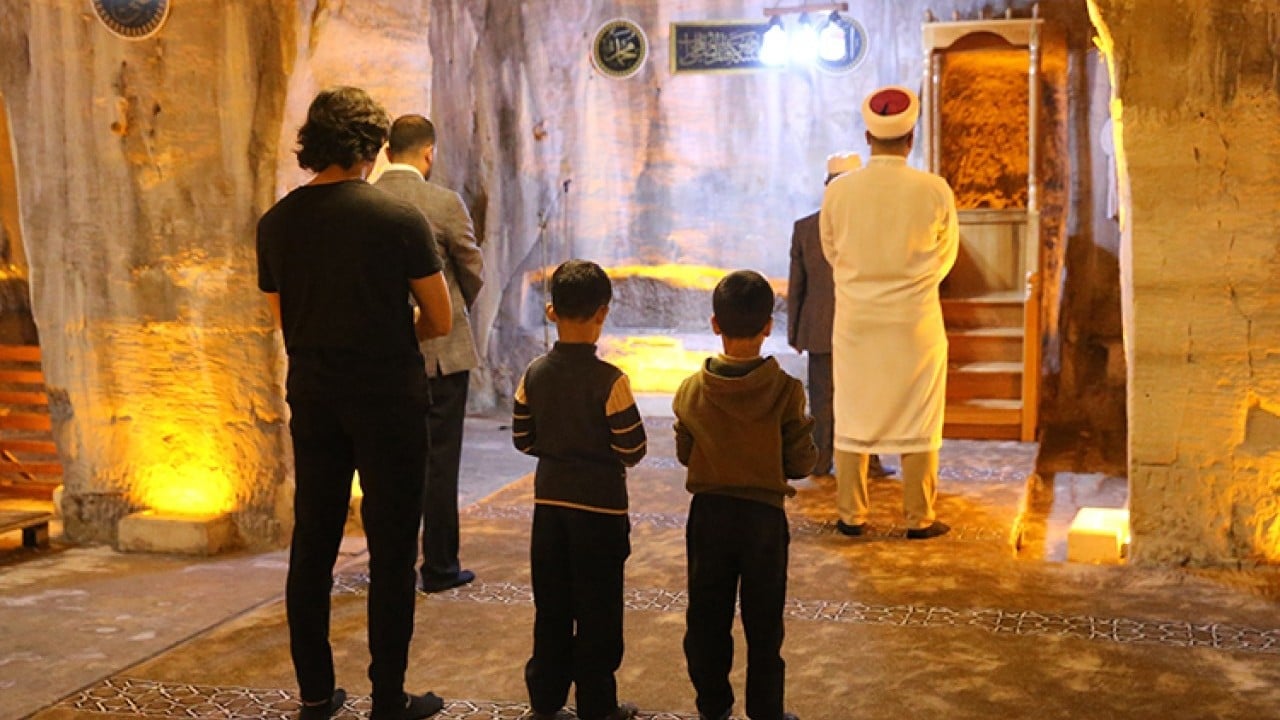 Foto - Kayadan oyma tarihi Mağara Camisi ilgi çekiyor! "Maneviyatı yüksek ve eşi benzeri olmayan bir cami"