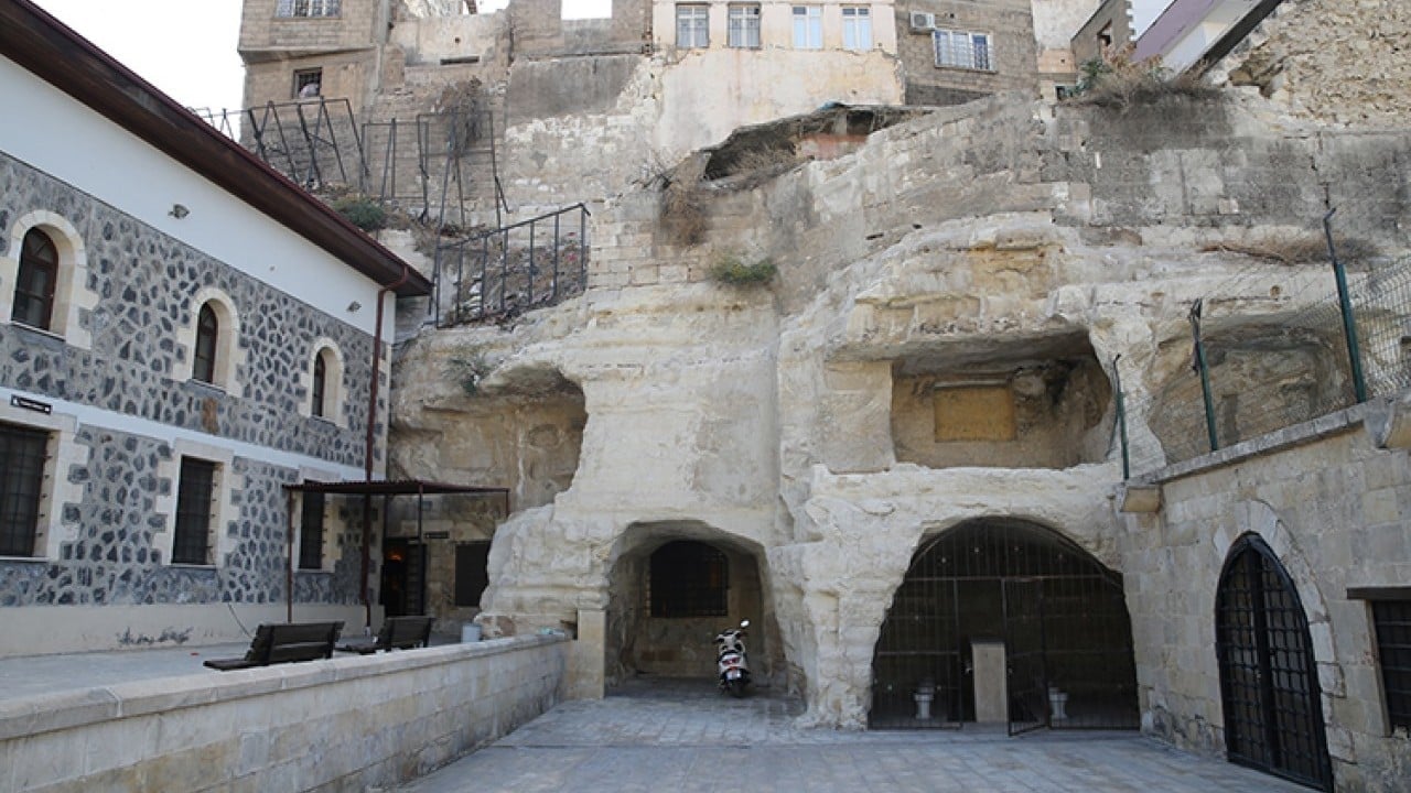 Foto - Kayadan oyma tarihi Mağara Camisi ilgi çekiyor! "Maneviyatı yüksek ve eşi benzeri olmayan bir cami"