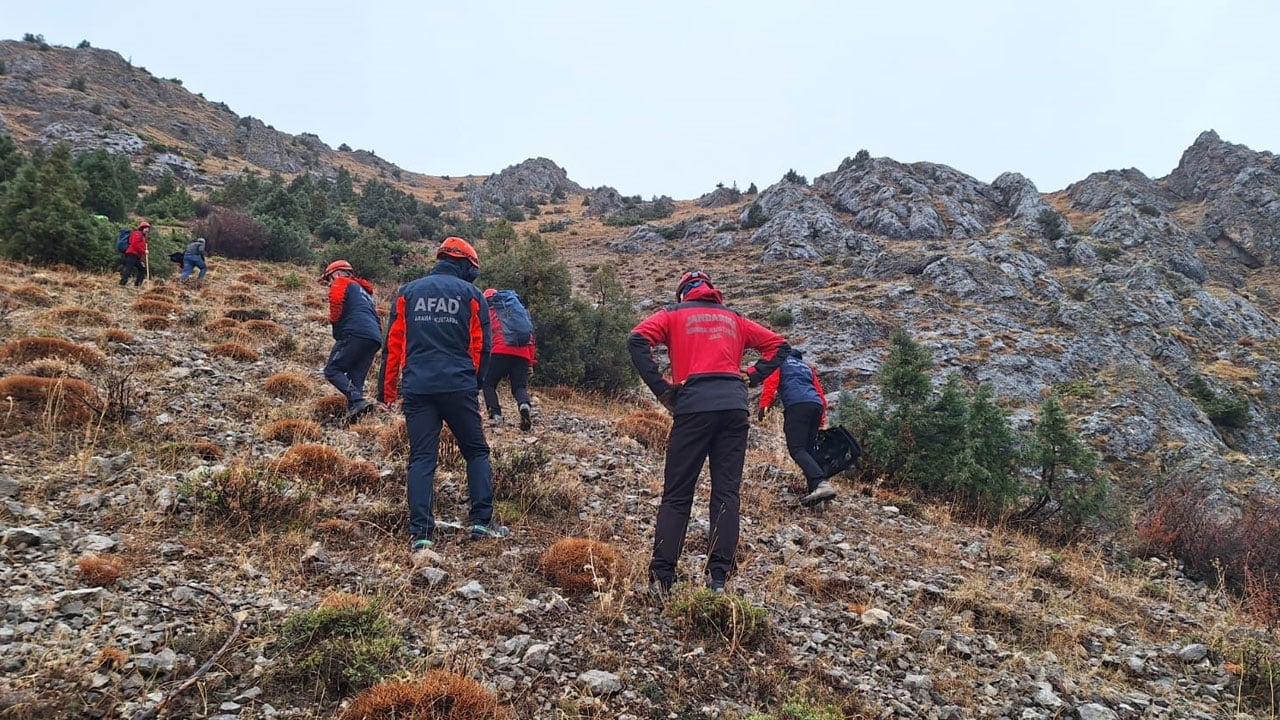 Foto - Kayalıkta mahsur kaldılar! 11 keçi 3 saatte kurtarıldı