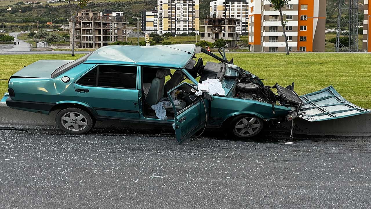 Foto - Kayseri'de feci kaza! Direksiyon hakimiyeti kaybolan otomobil refüje çarptı