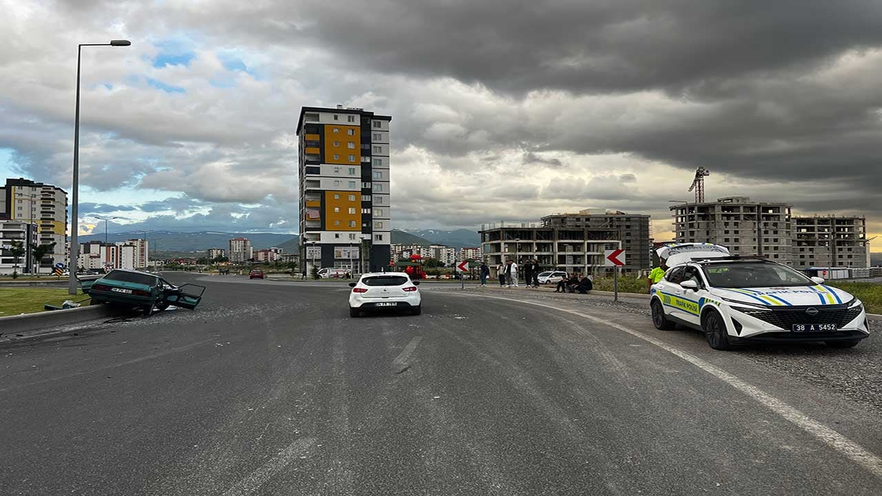 Foto - Kayseri'de feci kaza! Direksiyon hakimiyeti kaybolan otomobil refüje çarptı