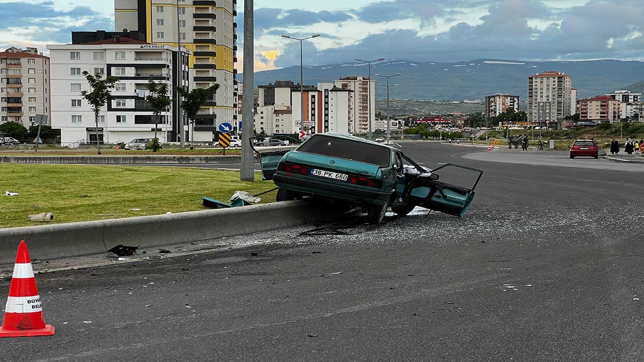 Foto - Kayseri'de feci kaza! Direksiyon hakimiyeti kaybolan otomobil refüje çarptı