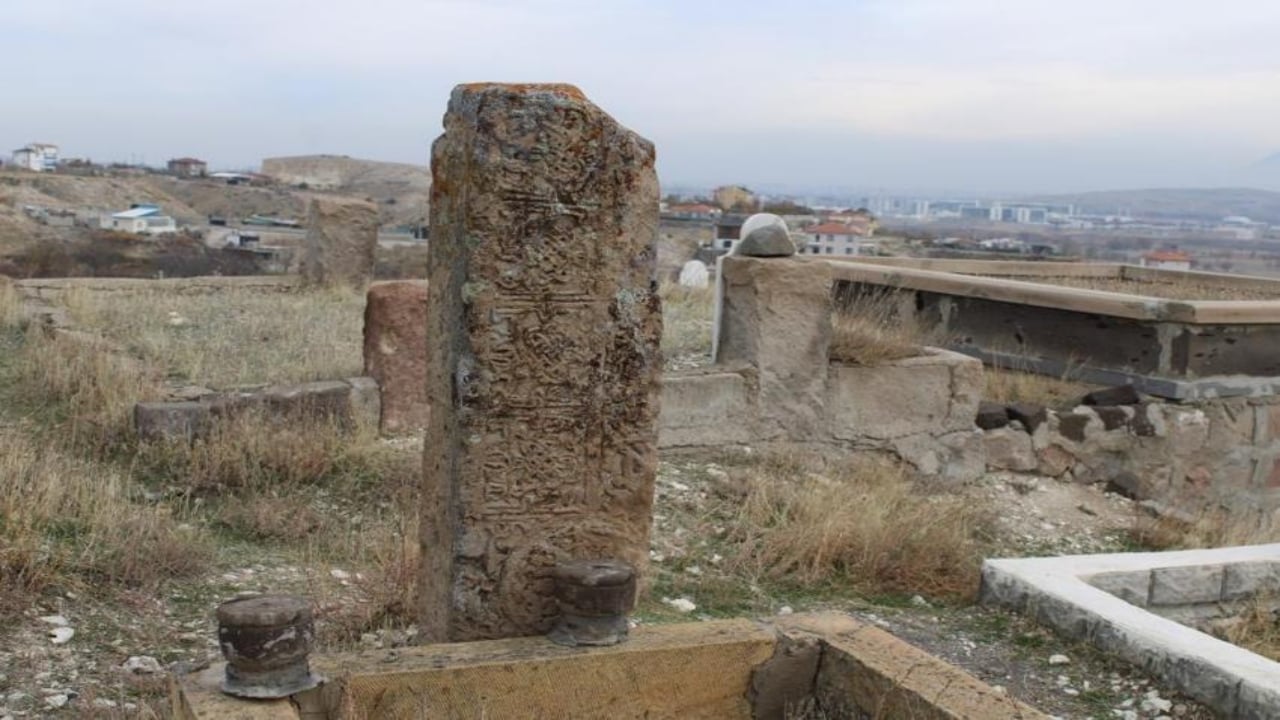 Foto - Kayseri’de gizemli mezar taşı! Nasıl ve nereden geldiği bilinmiyor, rivayetler tüyler ürpertiyor