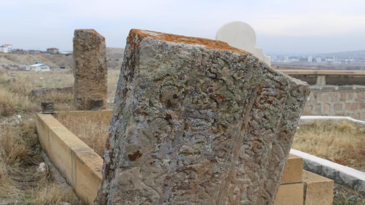 Foto - Kayseri’de gizemli mezar taşı! Nasıl ve nereden geldiği bilinmiyor, rivayetler tüyler ürpertiyor