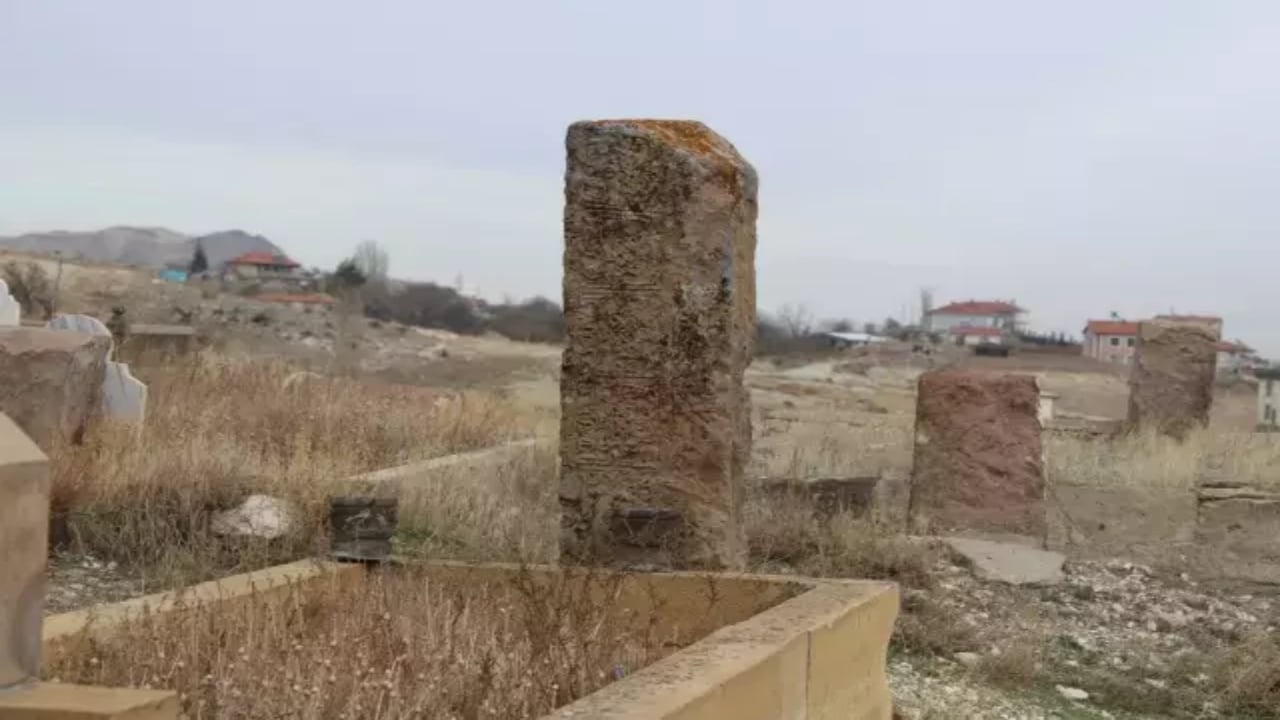 Kayseri’de gizemli mezar taşı! Nasıl ve nereden geldiği bilinmiyor, rivayetler tüyler ürpertiyor