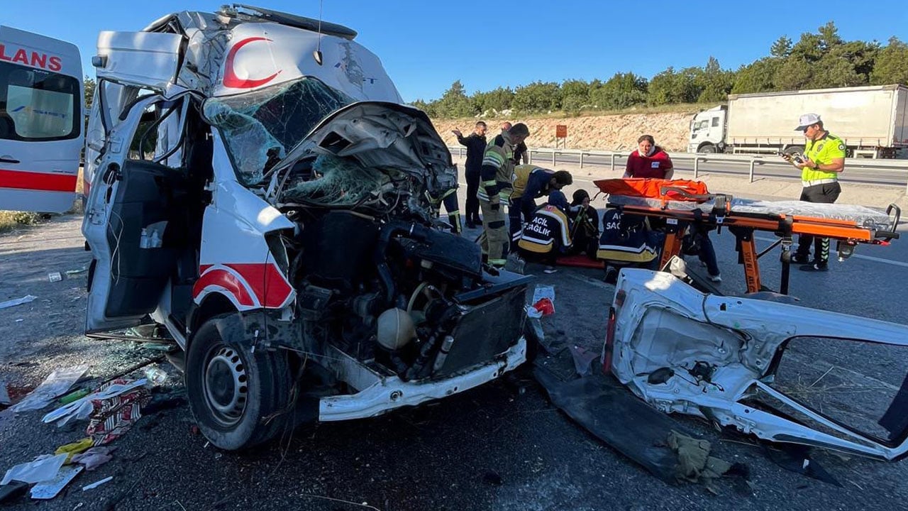 Foto - Kaza yapan ambulansı gören dehşete düştü: Hasta öldü, 3 personel güçlükle çıkarıldı