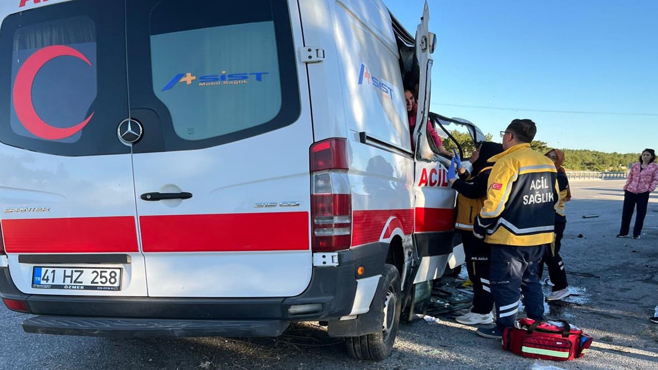 Foto - Kaza yapan ambulansı gören dehşete düştü: Hasta öldü, 3 personel güçlükle çıkarıldı
