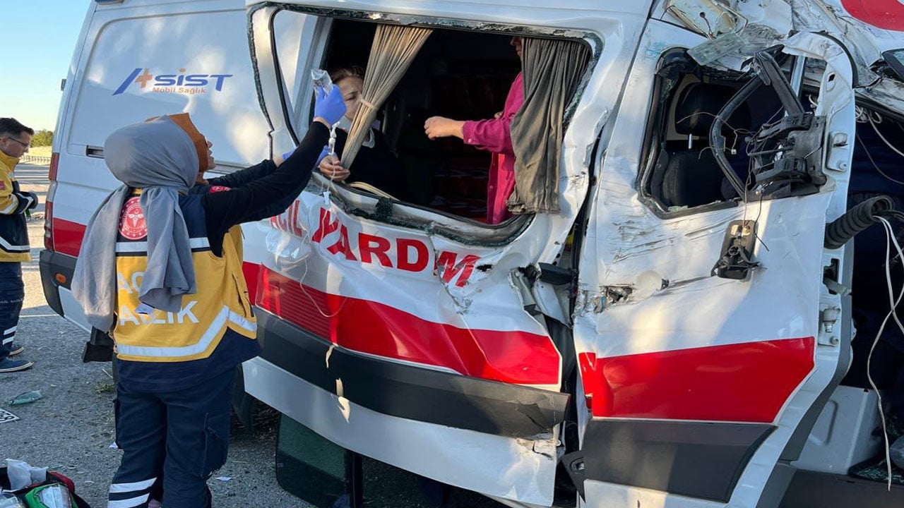 Foto - Kaza yapan ambulansı gören dehşete düştü: Hasta öldü, 3 personel güçlükle çıkarıldı
