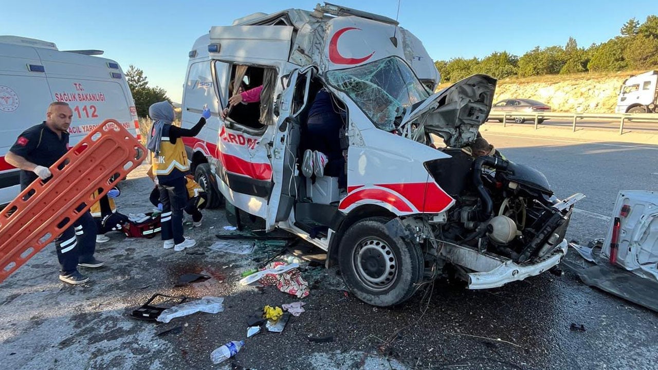 Kaza yapan ambulansı gören dehşete düştü: Hasta öldü, 3 personel güçlükle çıkarıldı