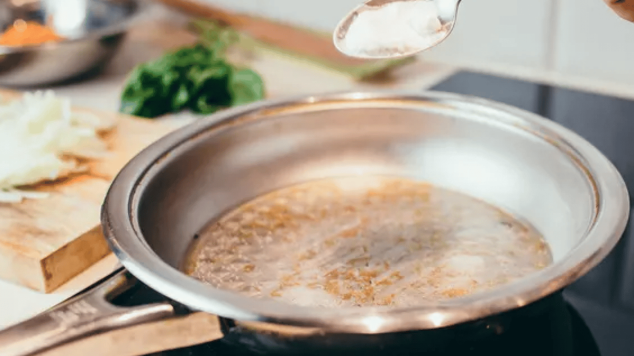 Foto - Kazımaya gerek yok! Dibi tutan tencereyi ovmaya son! İçine sadece bir parça atıp kaynatın