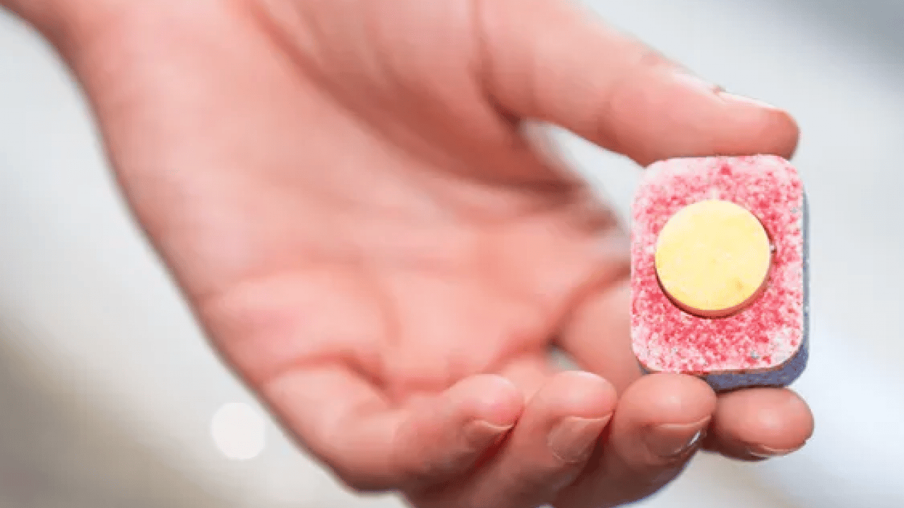 Foto - Kazımaya gerek yok! Dibi tutan tencereyi ovmaya son! İçine sadece bir parça atıp kaynatın