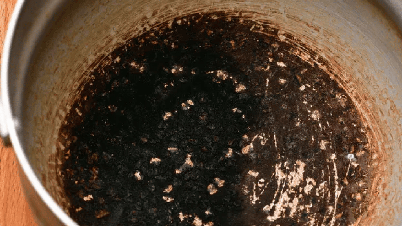 Foto - Kazımaya gerek yok! Dibi tutan tencereyi ovmaya son! İçine sadece bir parça atıp kaynatın