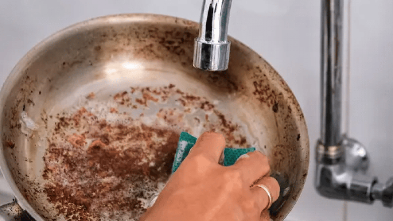 Foto - Kazımaya gerek yok! Dibi tutan tencereyi ovmaya son! İçine sadece bir parça atıp kaynatın