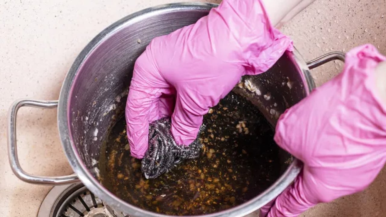 Kazımaya gerek yok! Dibi tutan tencereyi ovmaya son! İçine sadece bir parça atıp kaynatın