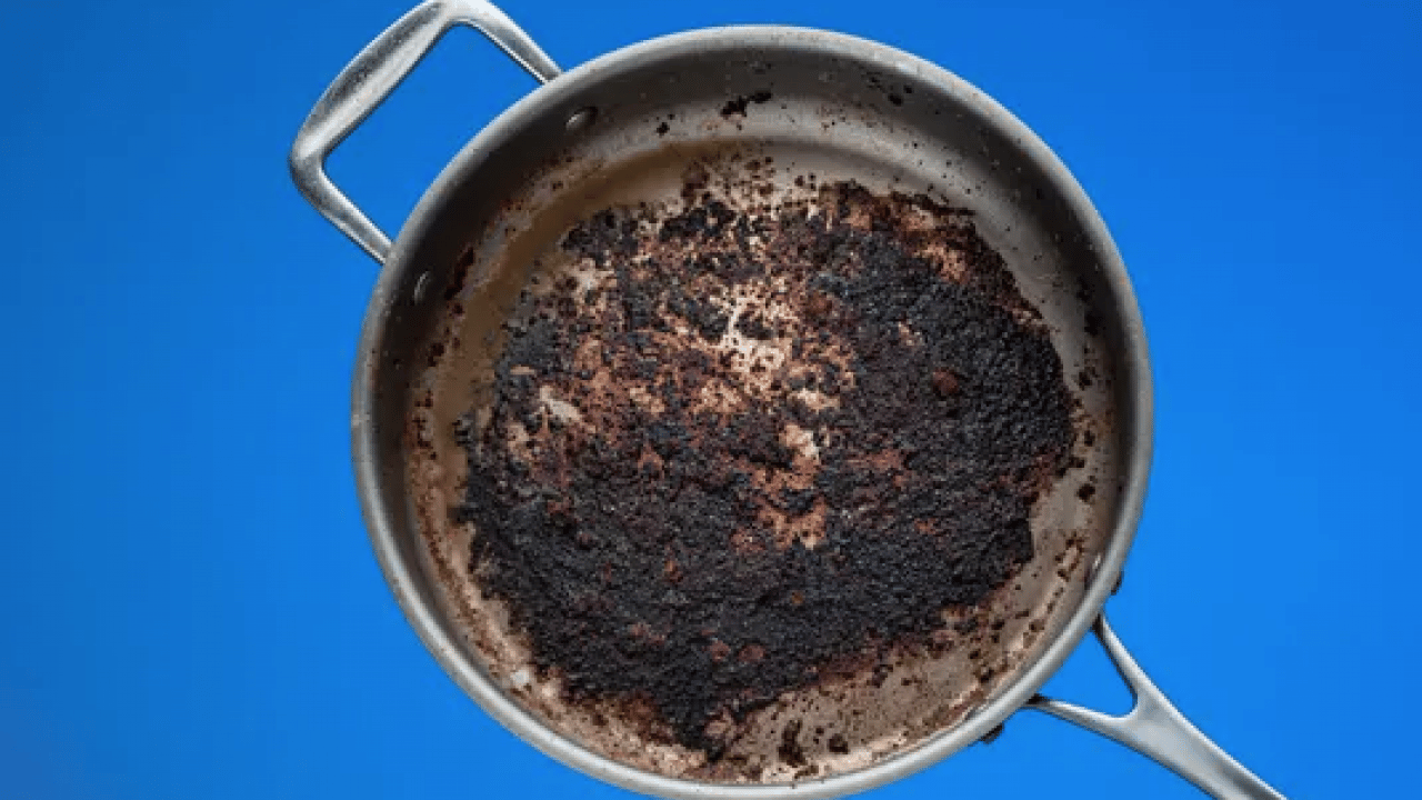 Foto - Kazımaya gerek yok! Dibi tutan tencereyi ovmaya son! İçine sadece bir parça atıp kaynatın